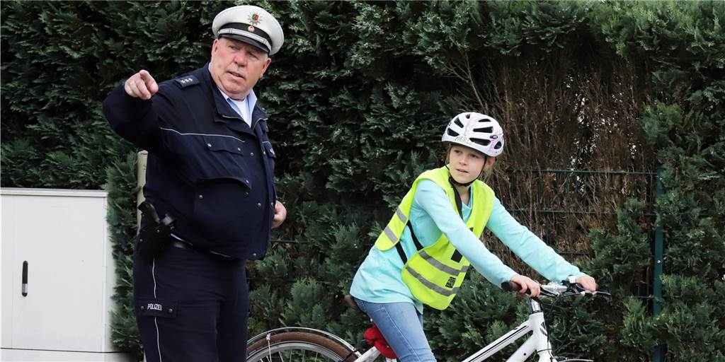 Rainer Strehl in Aktion: Generationen von Kindern erklärte er - wie hier einem Mädchen an der Kardinal-von-Galen-Schule - das sichere Radfahren.
