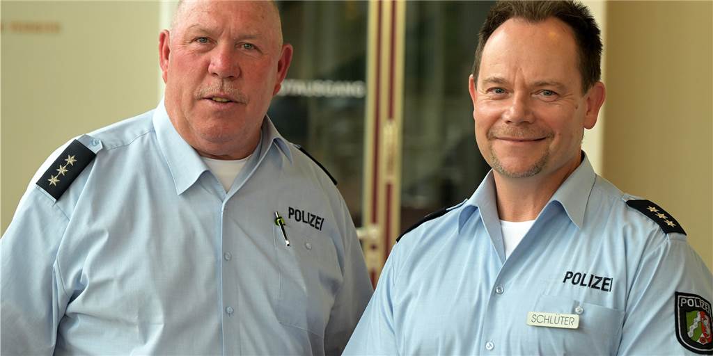 Polizisten aus Lünen im Jugendtheater: Wie gefielen ihnen die Rosenmorde? Rainer Strehl (links) und Andreas Schlüter sind Polizeibeamte in Lünen. Sie haben die Straße gegen das Hilpert-Theater eingetauscht und das Stück "Rosenmorde" angeschaut.