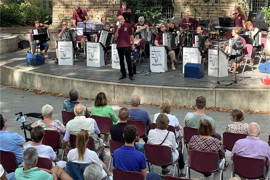 Über 150 Zuhörer genießen Live-Musik in italienischem Ambiente in Castrop Rainer Szech war froh über die Rückkehr seiner Akkordeon-Big-Band Druckluft auf den Leoplatz. Hier spielte er mit der Big-Band, aus einem Orchester heraus 1995 gegründet, zuletzt 2019.