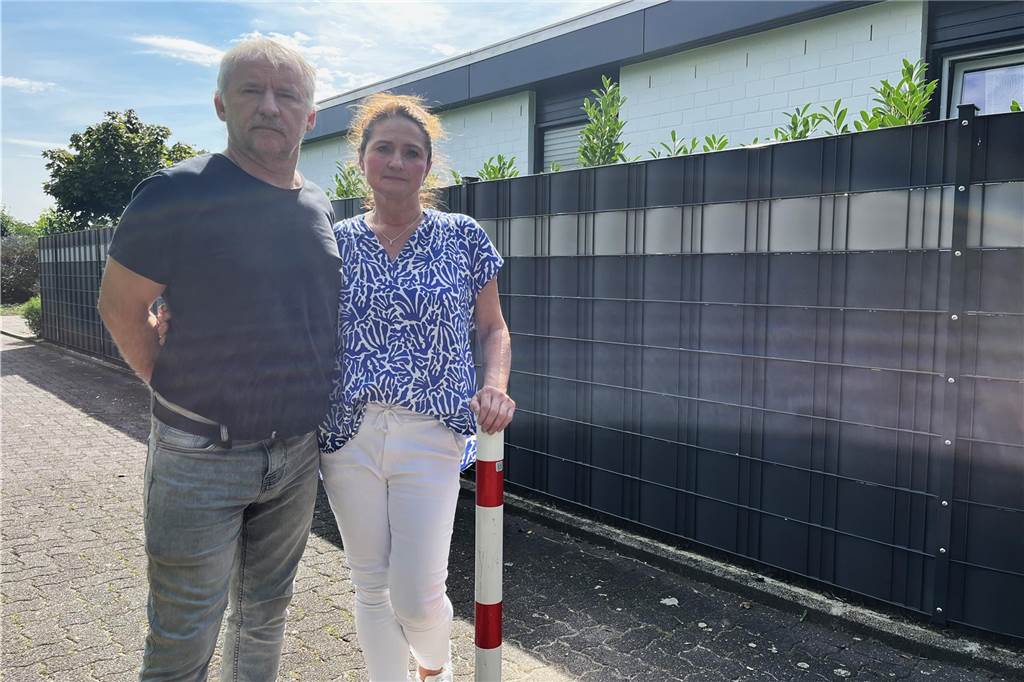 Neue Poller versperren die Zufahrt: Anwohner sind sauer Rainer und Christiane Dorow ärgern sich über den Poller vor ihrem Haus.