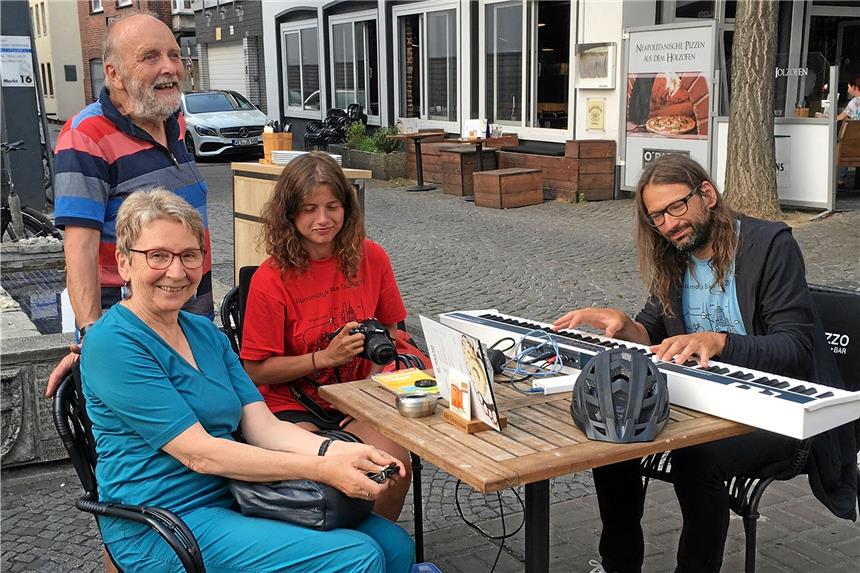 Das verbirgt sich hinter der „Warmduscher“-Seite Rainer und Gabriele Schöneweiß (v.l.) haben schon öfter einem „Warmduscher“ ein kostenloses Quartier geboten. Am letzten Wochenende waren Musiker Pawel Lapuc und seine Freundin Karolina Gutkowska bei ihnen in Dorsten.