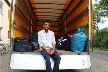 Rajbir Singh ist einer der Ersten der am Donnerstagmorgen fertig ist zum Umzug.
