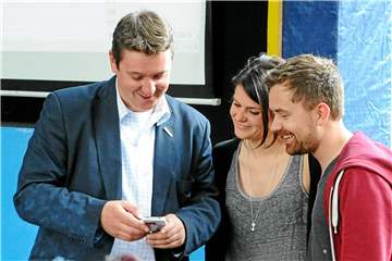 Rajko Kravanja (hier am Wahlabend mit Parteifreunden in der Agora) ging 2014 noch als Spitzenkandidat der SPD ins Kommunalwahl-Rennen. Als Bürgermeister kandidierte er erst ein Jahr später, löste dann Johannes Beisenherz ab.