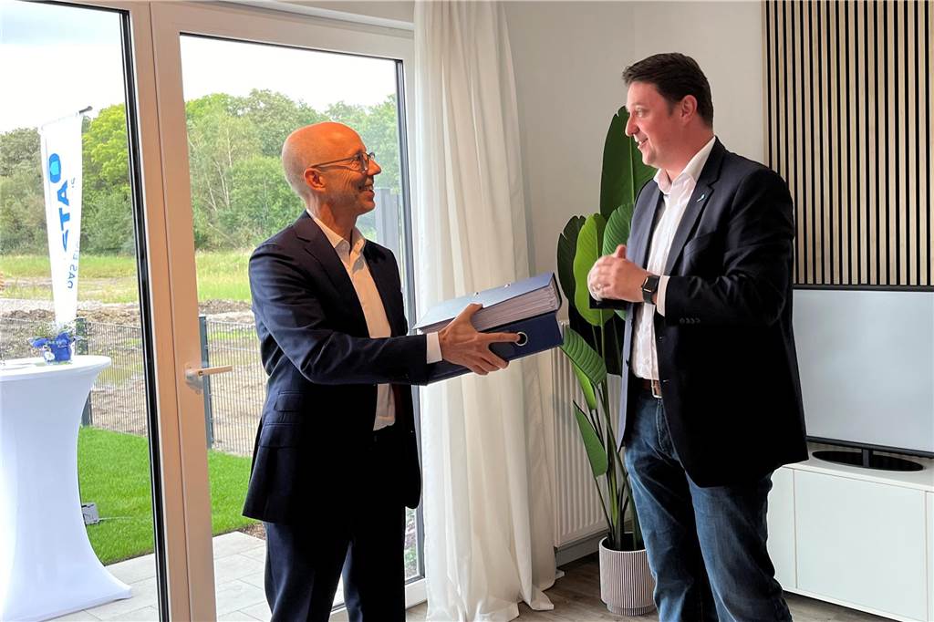 Im Beerenbruchviertel steht jetzt ein Musterhaus für weitere Vermarktung Rajko Kravanja (r.) brachte Martin Dornieden, Geschäftsführer der Dornieden Gruppe, zur Eröffnung des Musterhauses im Beerenbruchviertel in Castrop-Rauxel zwei Aktenordner mit Baubewilligungen mit.
