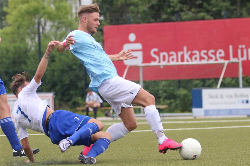 BV Brambauer verpflichtet weiteren Rückkehrer mit großem Offensivdrang Rajko Milinkovic (r.) läuft in der kommenden Saison wieder für den BV Brambauer auf.