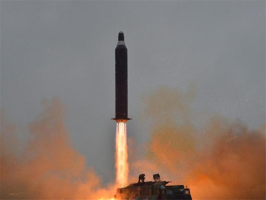 Trump beharrt auf "Feuer-und-Wut"-Äußerung Raketenstart in Nordkorea: Die Mittelstreckenrakete Hwasong-10 steigt auf. Foto: KCNA