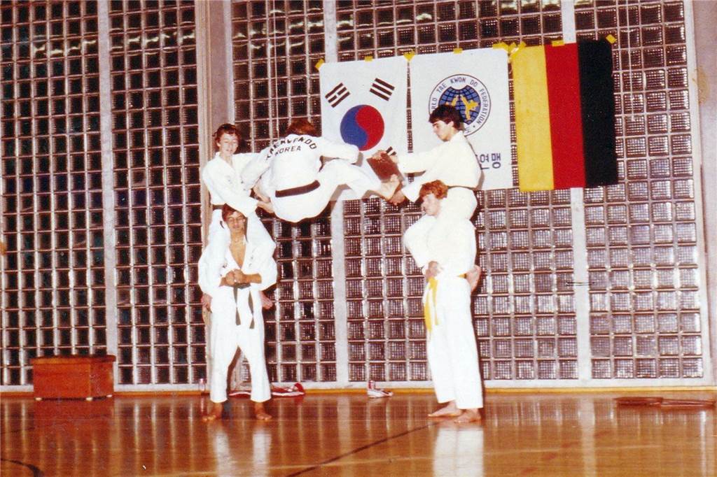 Ralf Böer 1985 bei einer Taekwondo-Demonstration. Mit den Füßen voran zertrümmert er zwei Dachpfannen bei einem Bruchtest in einer Sporthalle in Dortmund-Bövinghausen.