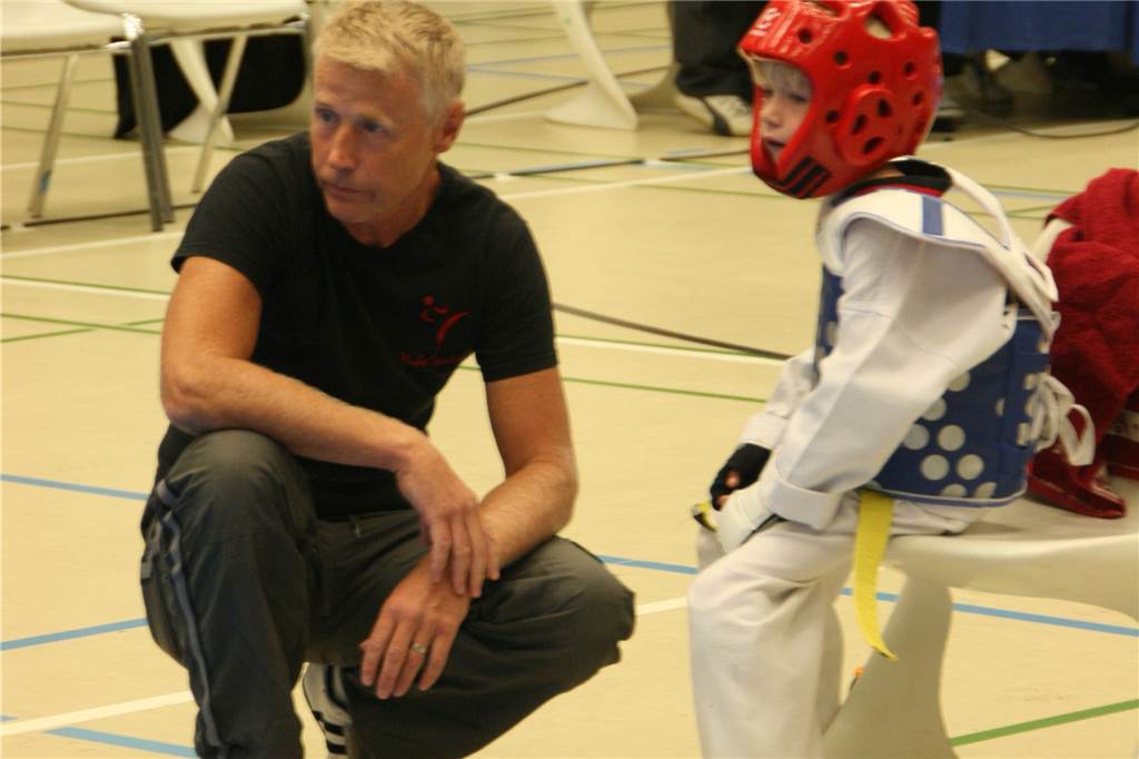 Ralf Böer mit Sohn Sverre. Seine Kinder lernen die Kampfkunst seit ihrem dritten Lebensjahr.