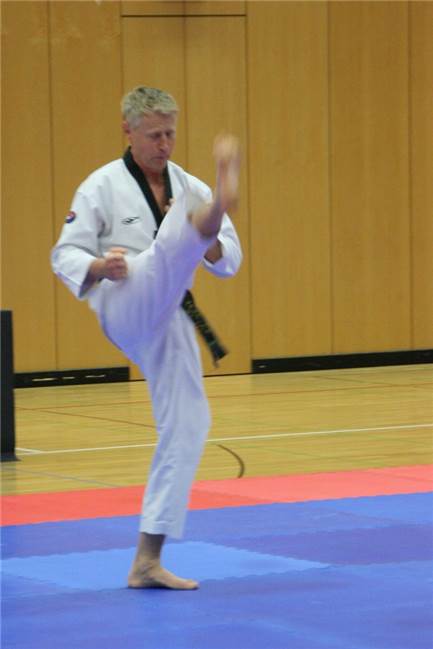 Ralf Böer, Taekwondo-Meister und Träger des 6. Dan, beim Formenlauf. Dabei wird der Kampf gegen einen oder mehrere Gegner simuliert. Es kommt auf die perfekte Ausführung der einzelnen Techniken an.