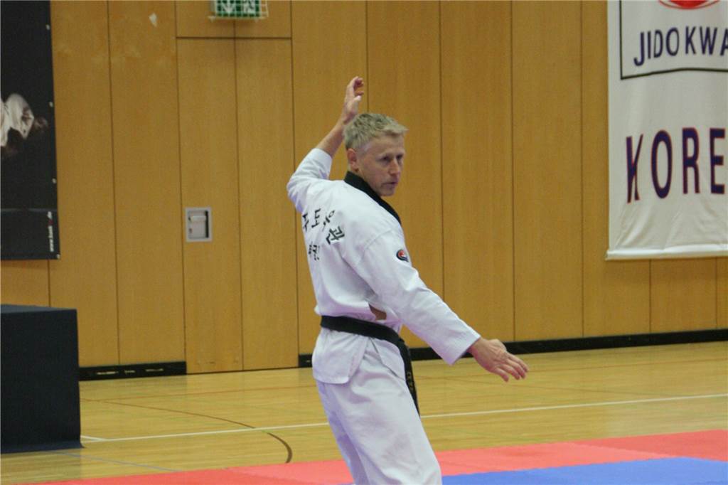 Ralf Böer, Taekwondo-Meister und Träger des 6. Dan, beim Formenlauf. Dabei wird der Kampf gegen einen oder mehrere Gegner simuliert. Es kommt auf die perfekte Ausführung der einzelnen Techniken an.
