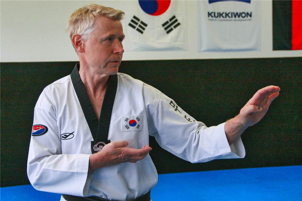 Ralf Böer, Taekwondo-Meister und Träger des 6. Dan, zeigt die Verteidigungstechnik sonnal-maki, einen Doppel-Handkantenblock.