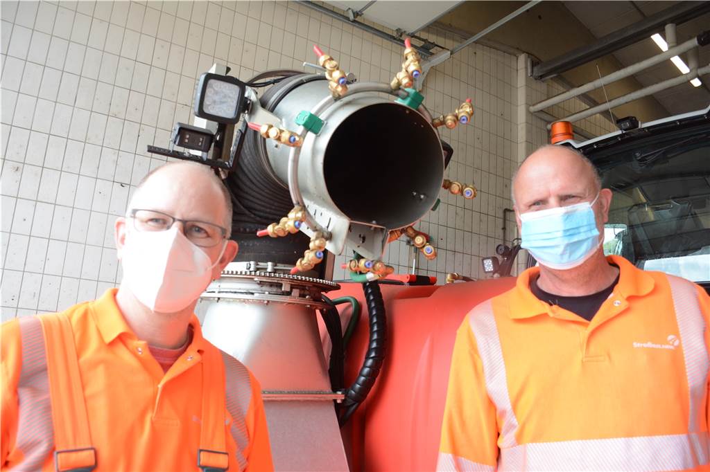 Eichenprozessionsspinner: Der giftigen Raupe geht es jetzt an den Kragen Ralf Böing (l.) und Stefan Schlamann – hier vor der Turbinenspritze – sind derzeit auf den Straßen der Region unterwegs, um den Eichenprozessionsspinner zu bekämpfen.