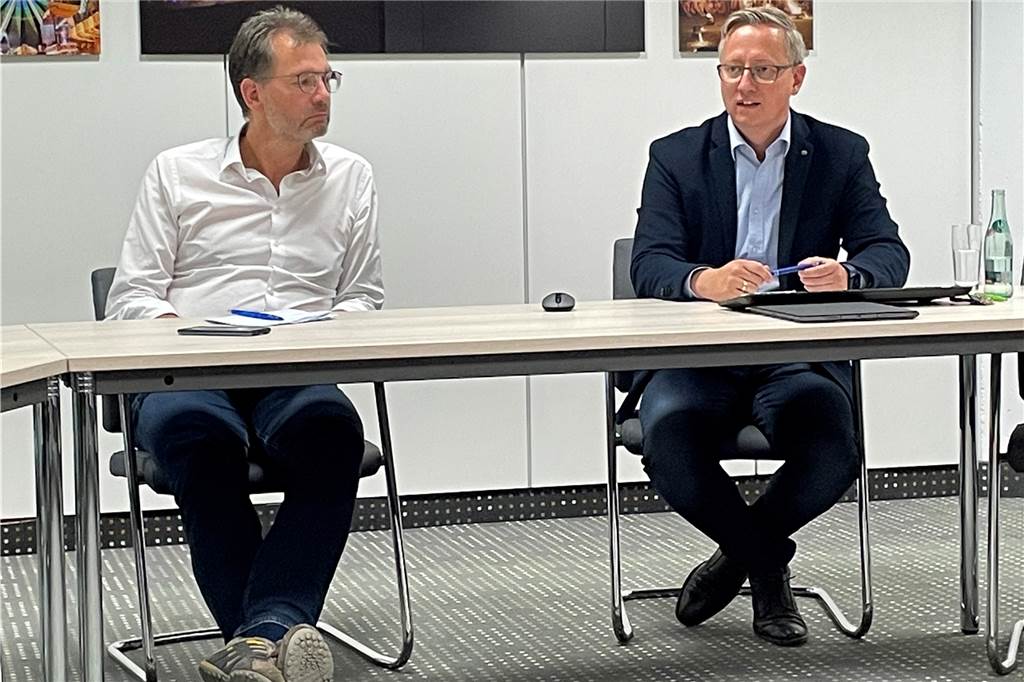 Treffen von Bürgern und Stadt zu Surfpark: Viele offene Fragen - auch neue Infos Ralf Bülte und Matthias Stiller sitzen nebeneinander
