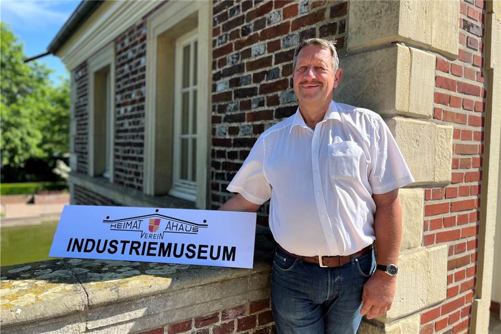 Heimatverein Ahaus punktet mit Industriemuseum Ralf Büscher vor dem Industriemuseum