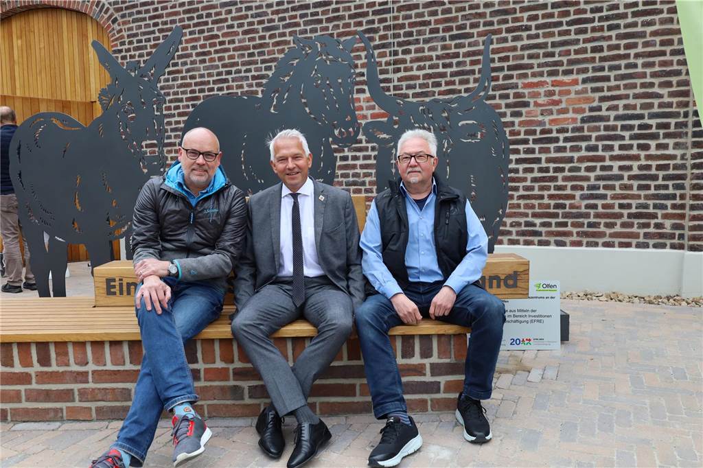 Ralf Danielzcyk (l.) und Franz Pohlmann (r.) vom Rat der Stadt Olfen mit Bürgermeister Wilhelm Sendermann.