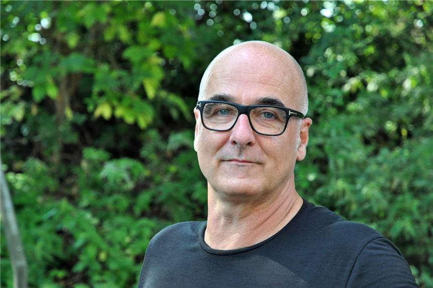 WLT: Ralf Ebeling bleibt noch fünf Jahre Intendant und will mit sperrigen Themen punkten Ralf Ebeling bleibt für weitere fünf Jahr künstlerischer Leiter am Westfälischen Landestheater.