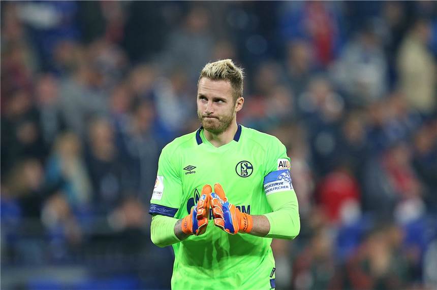 Schalkes Defensive gerät ins Wanken - Standard-Gegentore ärgern Fährmann Ralf Fährmann ärgert sich über die vielen Gegentore nach Standards.
