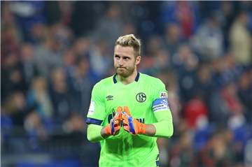 Ralf Fährmann ärgert sich über die vielen Gegentore nach Standards.