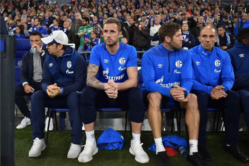 Nübel ist Schalkes einziger Lichtblick - gutes Startelf-Debüt in der Bundesliga Ralf Fährmann musste das Spiel von der Bank aus ansehen.