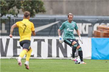 Ralf Fährmann (r.) kämpft mit Frederik Rönnow um die Nummer eins im Schalker Tor. 