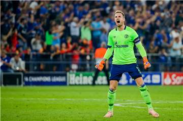 Ralf Fährmann verhinderte mit einem parierten Elfmeter den Rückstand in Halbzeit eins.