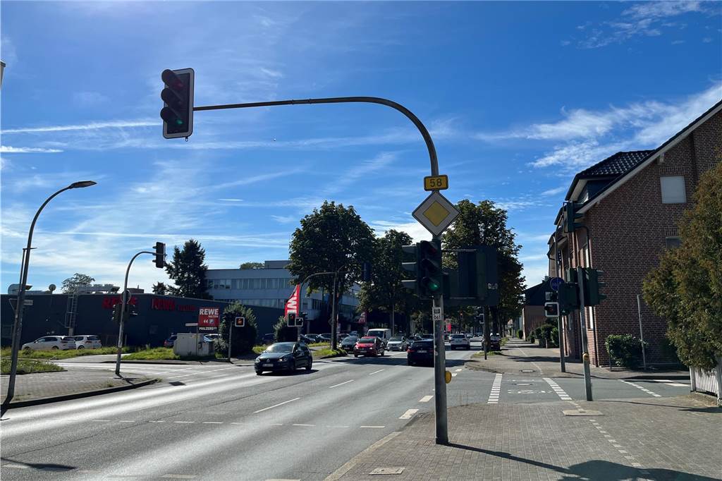 Fahrlehrer Ralf Köhler zeigt Problemstellen im Halterner Verkehr Ampelanlage an der Weseler Straße in Haltern.