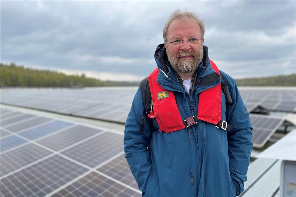 Solaranlage auf dem Silbersee könnte bald ihren Superlativ verlieren Ralf Köpke steht auf der Silbersee-Solaranlage.