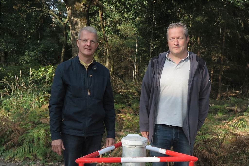 Dickes Aufgabenpaket für den Kreis im Umweltskandal Ralf Lange, Mitglied der „Engagierten Bürger Hünxe“, und Stefan Steinkühler, Sprecher des „Gahlener Bürgerforums“ (v.l.) sind besorgt über die Sickerwassererfassung und -aufbereitung im Umfeld der Deponien im Gahlener Heisterkamp.