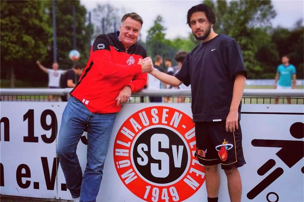 Moukoko-Kumpel wechselt vom Lüner SV zum SSV Mühlhausen und ist auf den Spuren von Hakan Sezer Ralf Mäkler (l.) bei der Vorstellung von Offensivmann Can Dermircan.