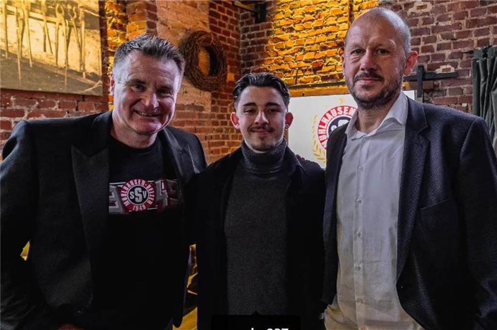 SSV Mühlhausen holt „modernen Außenspieler“ von der SG Massen : Sollte erst im Sommer kommen Ralf Mäkler (l.) und Trainer Marc Woller begrüßten Alessandro Paschedag (M.) beim Neujahrsempfang.