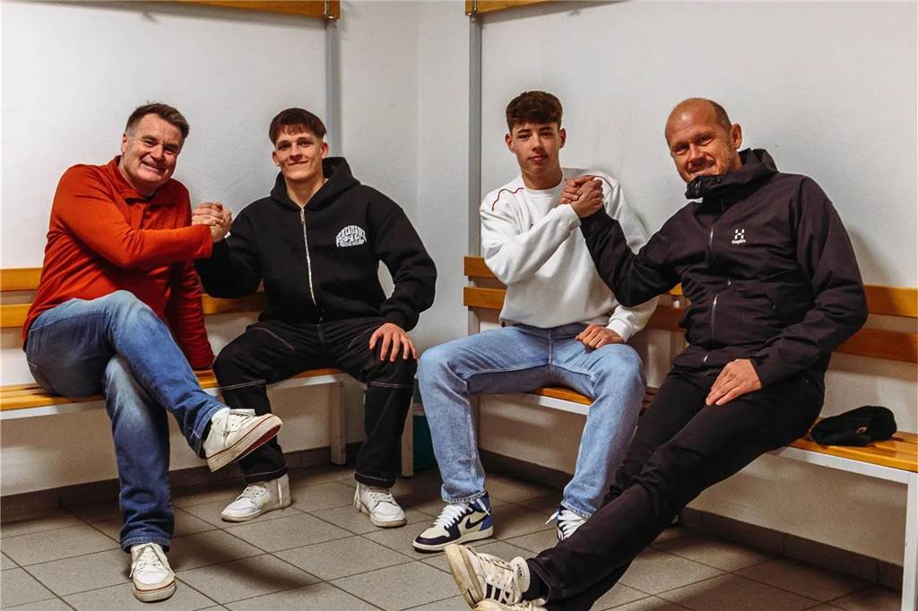Zwei Neue für eine rosige Zukunft: SSV Mühlhausen bedient sich beim SuS Kaiserau Ralf Mäkler (l.) und Trainer Marc Woller (r.) begrüßten jetzt Joel Alter (2.v.l.) und Linus Hagedorn am Mühlbach.