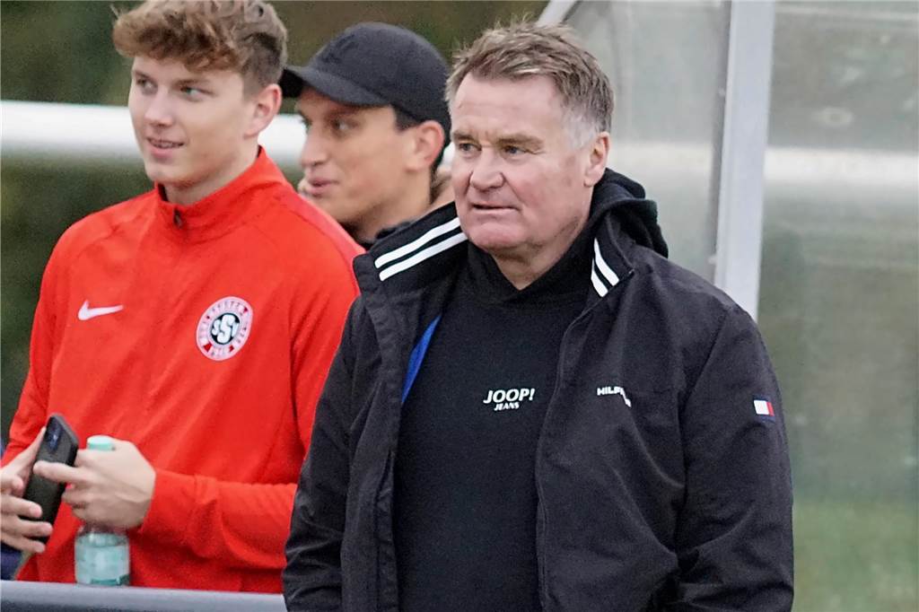 SSV Mühlhausen will nach Pleite wieder in die Spur kommen: Ralf Mäkler guckt auf das Spielgeschehen.