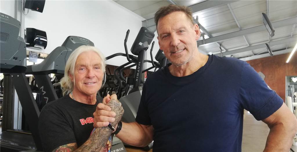 Ralf Moeller trauert um seinen Vater Helmut (93) Zwei Männer machen Shake Hands in einem Fitnessstudio.