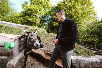 Schauspieler Ralf Moeller mit zwei Eseln.