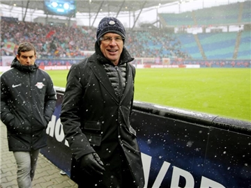 Ralf Rangnick (r) möchte junge Talente noch besser fördern. Foto: Jan Woitas
