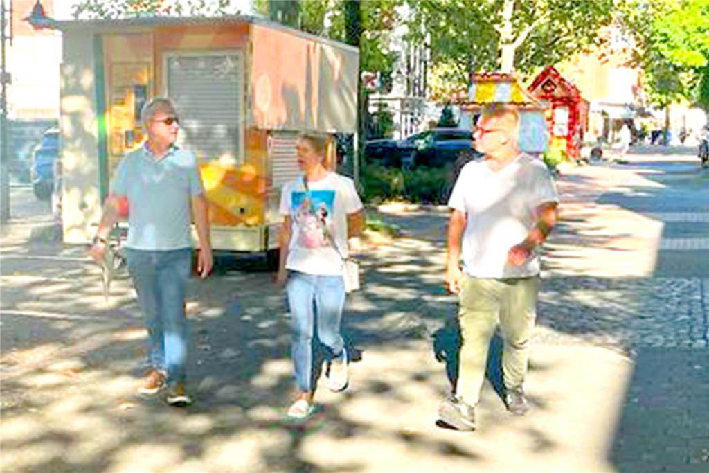 Jimmy Jake Piontek freut sich auf seine Kirmes-Premiere in Ahaus Ralf Rohling (l.) läuft mit Schaustellern über die Schlossstraße, während die Kirmes aufgebaut wird.