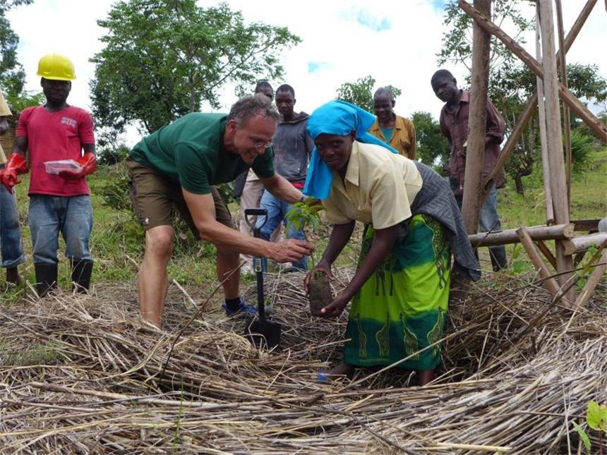 Das andere Sabbatical: Freiwilligendienst für Berufstätige Ralf Schaab ist Agrarökonom und war als Freiwilliger auf dem afrikanischen Kontinent unterwegs. Bild: SES/dpa-tmn Foto: SES