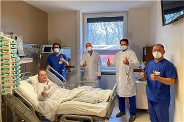 Ralf Schattner mit seinen Lebensrettern (v.l.n.r.): Dr. Bassam Redwan, Dr. Burkhard Thiel, Dr. Clemens Kelbel und Andrej Feist für das ganze Team der Intensivstation an der Klinik am Park.