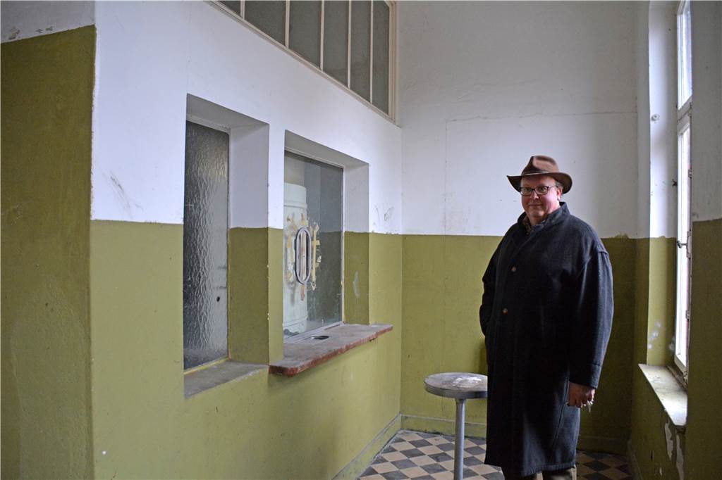 Neue Kaffeerösterei: Bahnhof erwacht dampfend und zischend aus seinem Dornröschenschlaf Ralf Strotmann in der alten Schalterhalle des Stadtlohner Bahnhofs.
