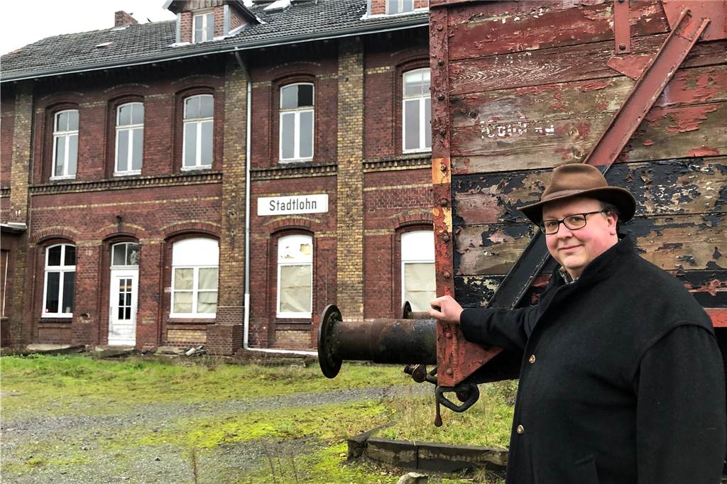 Neue Kaffeerösterei: Bahnhof erwacht dampfend und zischend aus seinem Dornröschenschlaf Ralf Strotmann vor dem Stadtlohner Bahnhof. Hier wird er zusammen mit seinem Bruder Hanno das Café "Rösterei im Bahnhof" eröffnen.