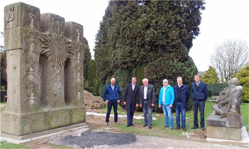 13-Tonnen-Koloss schwebt in luftiger Höhe Ralf Tenbeitel vom Tiefbauamt, Bürgermeister Dr. Christoph Holtwisch, Hermann Pennekamp von der Bürgerstiftung, Reinhard Laurich vom Schützenverein, Klaus Ostendorf von der Bürgerstiftung und Hermann Wilmer vom Tiefbauamt sind zufrieden.