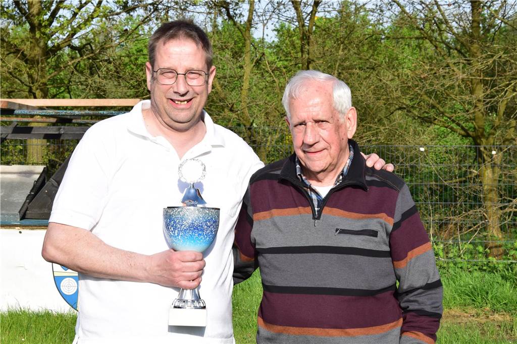 1. Kompanie Sythen holt Wanderpokal bei Stadtmeisterschaft der Schützengilde Ralf und Hubert Lütkenhaus holten sich den Pokal. Nicht im Bild ist der ebenfalls platzierte Hendrik Schmitz-Linneweber.