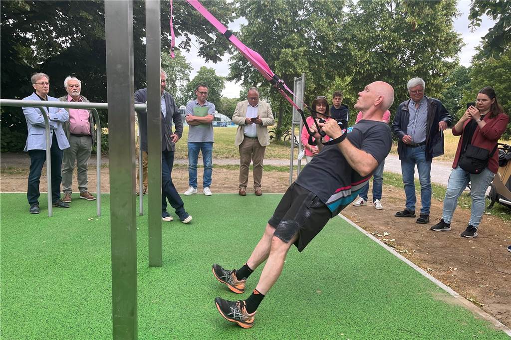 Training mit dem eigenem Körpergewicht: Neuer Sportpark ist eröffnet Auf dem Foto ist Ralf Wehrenbrecht zu sehen. Er führt einige Übungen im neu eröffnetet Calisthenics Park durch.