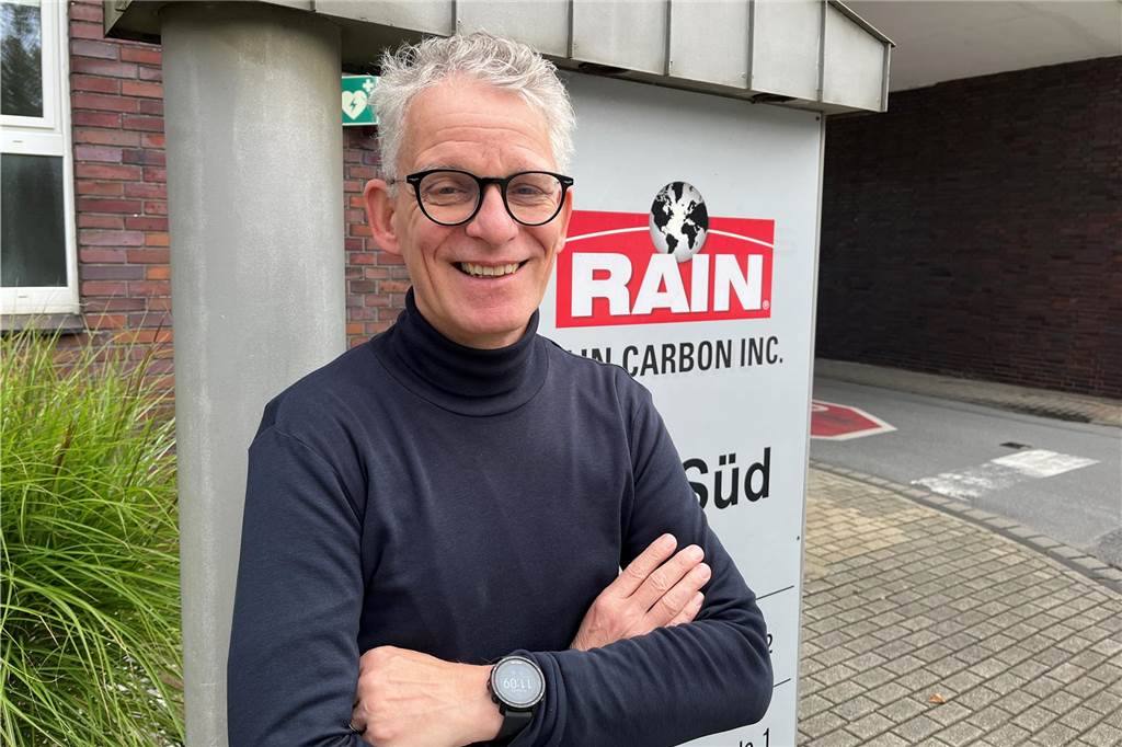 Ralph Gorski von der Rütgers-Stiftung freut sich, dass mithilfe der Schüler bei Rain Carbon Energie eingespart werden kann.