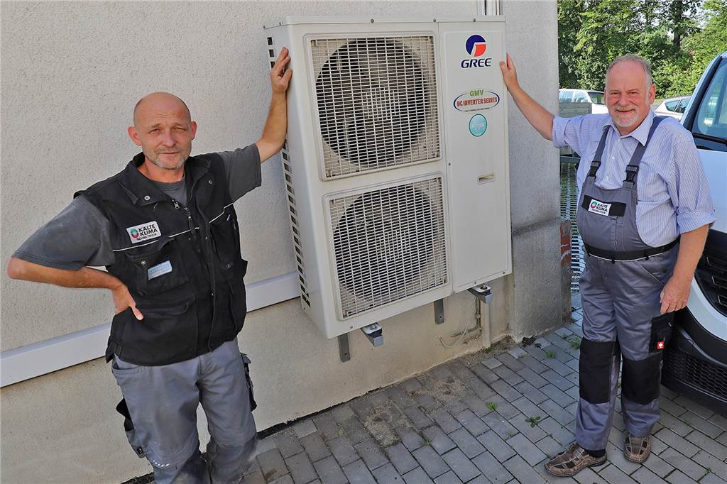 Reinhard Jeschkeit (68): „Klimaanlagen auch als Heizung nutzen“ Ralph Preuß (links) und Reinhard Jeschkeit halfen Betroffenen im Ahrtal, indem sie gespendete Klimaanlagen einbauten, die als Heizung wichtige Dienste tun.