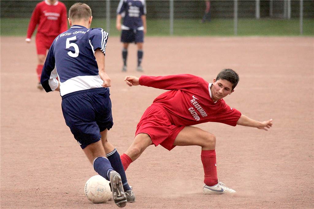 Rambo wird neuer Trainer bei Eintracht Ickern Ramazan Erdem (rotes Hemd) spielte auch für das ehemalige Bezirksliga-Team des SV Yeni Genclik, wie hier im Stadtmeisterschaftsspiel 2007 gegen den SV Wacker Obercastrop.