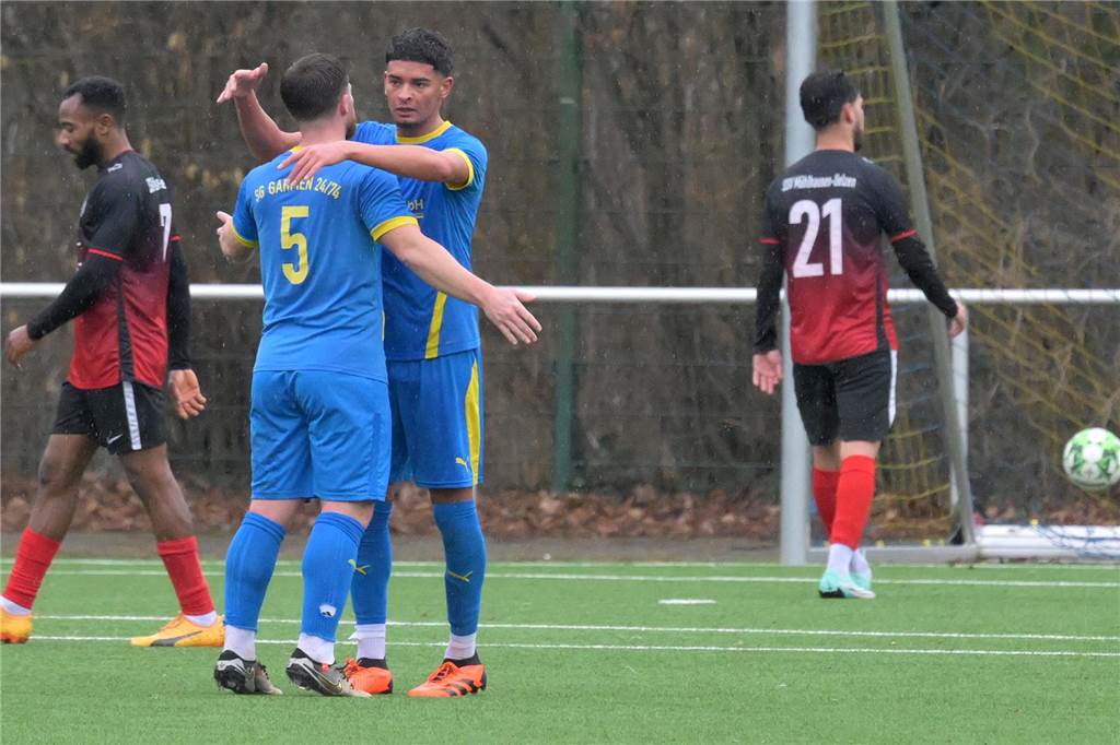Rückzug der SG Gahmen schockiert Führungsspieler: „Dachte mir schon, dass irgendwas schief läuft“ Ramazan Kiymaz (r.) umarmt seinen Mitspieler.