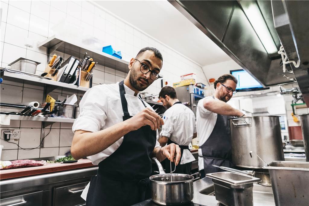 Mit dem Kochmesser in der Hand und Freiheit im Herzen Ramin Fallahi kocht.