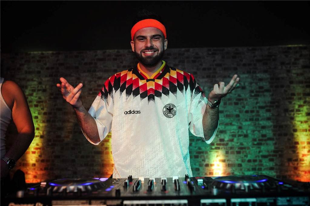 Nach der 90er-Jahre-Party im Mythos gab es Kritik - jetzt meldet sich der DJ zu Wort Ramon Hördemann ist als DJ Rizzy in ganz Deutschland unterwegs.