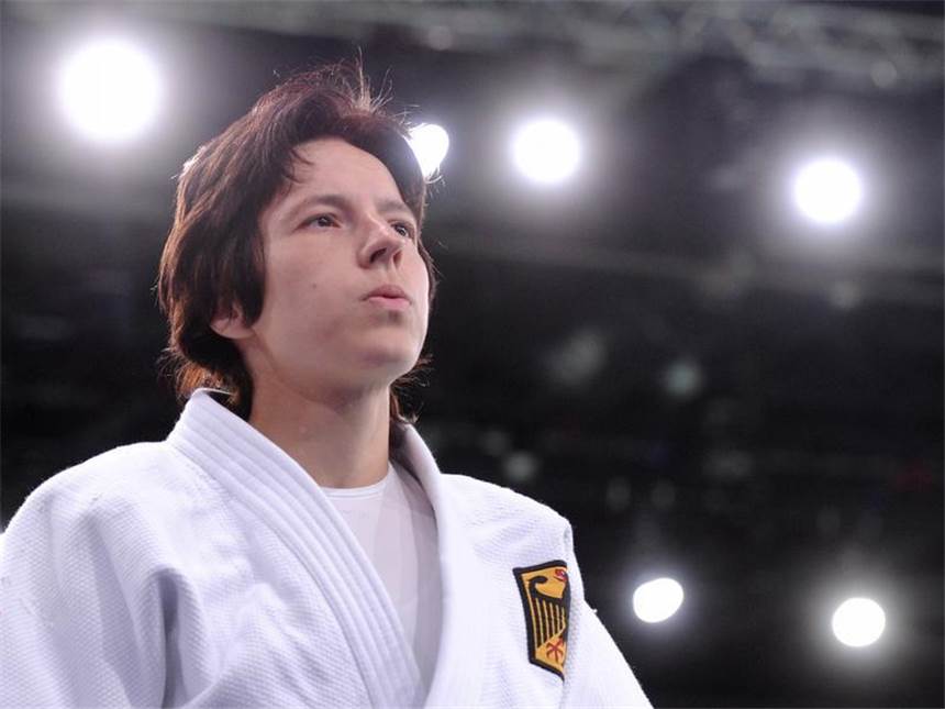 Medaillenregen bei Paralympics-Auftakt Ramona Brussig kämpft sich zu Gold in London. Foto: Julian Stratenschulte
